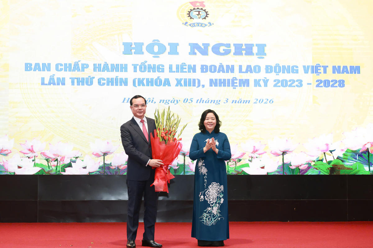 Đồng chí Bùi Thị Minh Hoài, Ủy viên Bộ Chính trị, Bí thư Trung ương Đảng, Bí thư Đảng ủy MTTQ, các đoàn thể Trung ương, Chủ tịch UBTƯ MTTQ Việt Nam tham dự, trao quyết định và tặng hoa cho đồng chí Nguyễn Đình Khang. Ảnh: Nguyễn Hải