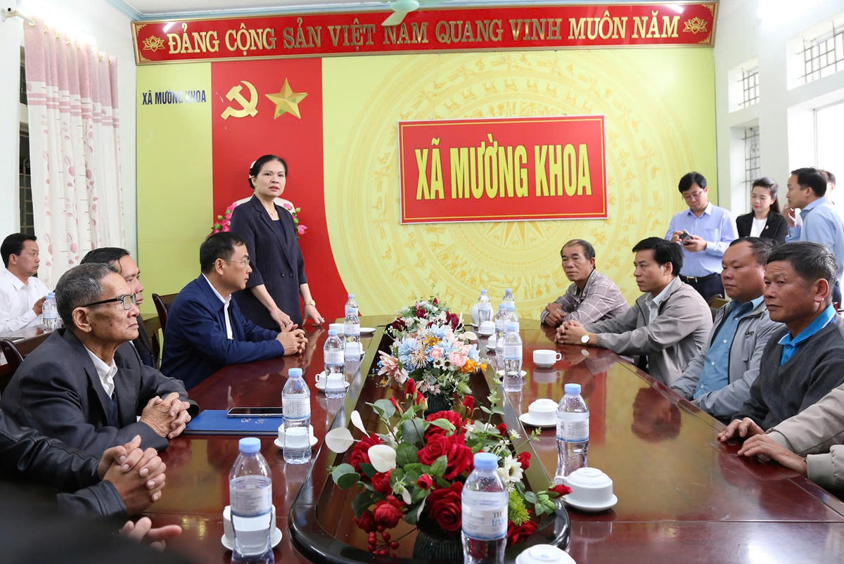 Phó Chủ tịch - Tổng Thư ký Ủy ban Trung ương MTTQ Việt Nam Hà Thị Nga thăm hỏi, động viên cử tri và nhân dân xã Mường Khoa.