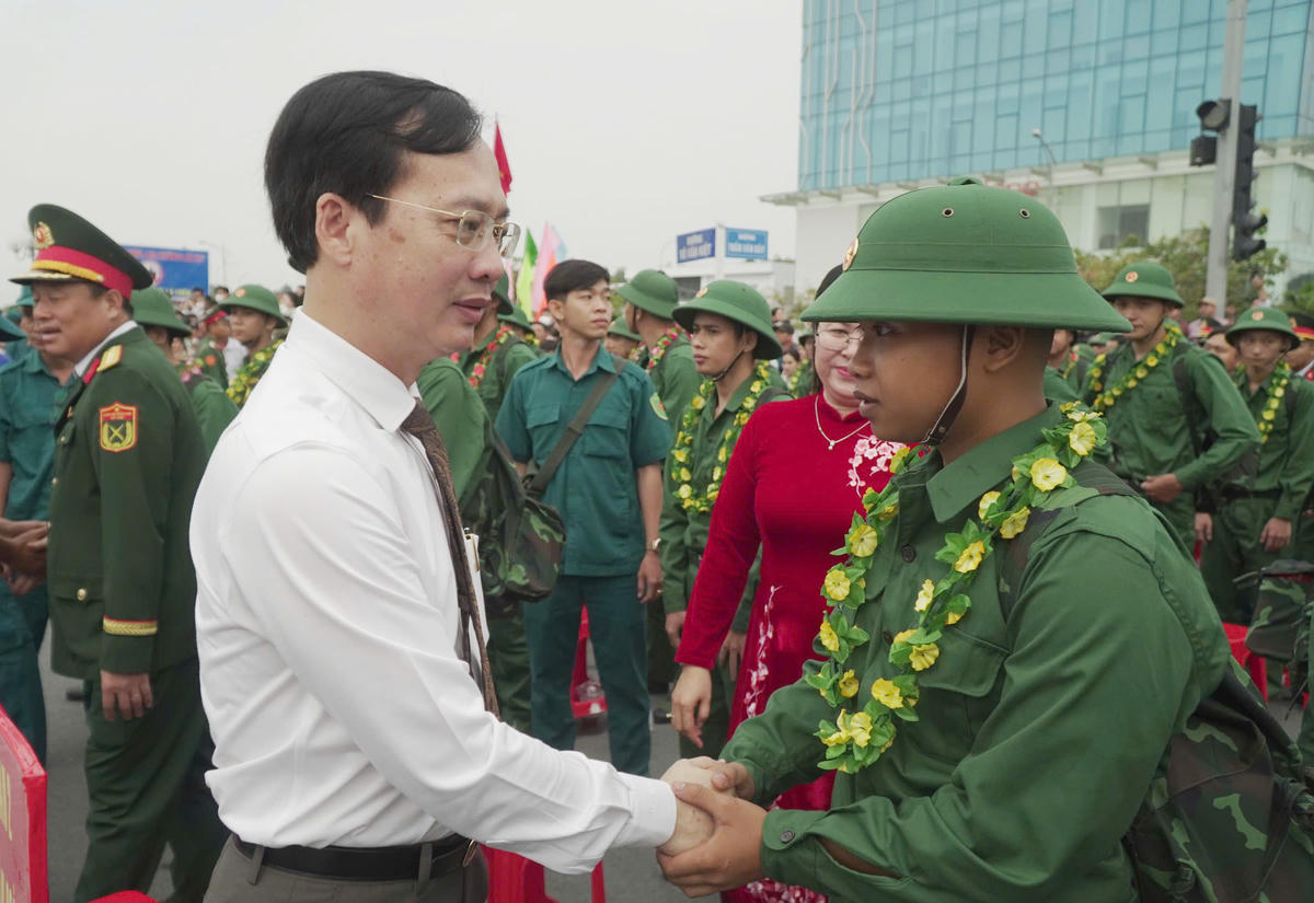 Ông Trần Trí Quang, Chủ tịch UBND tỉnh Vĩnh Long động viên các tân binh nhập ngũ. Ảnh: Trung Ngãi.
