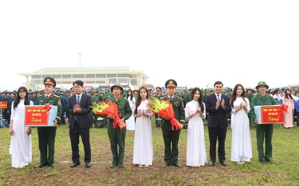 Chủ tịch UBND tỉnh Nguyễn Hoài Anh và Trưởng Ban Tuyên giáo và Dân vận Tỉnh ủy Đào Xuân Yên tặng hoa và quà chúc mừng đơn vị nhận quân và các tân binh. Ảnh: Phong Sắc