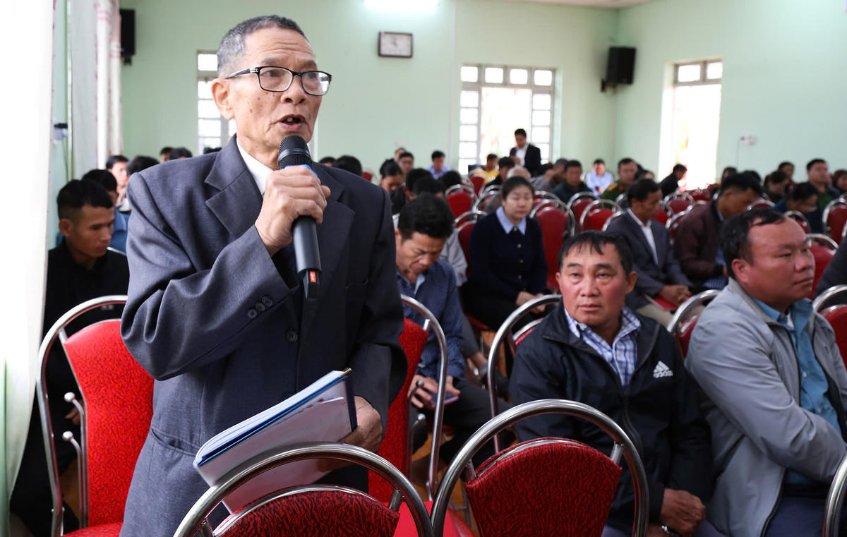 Cử tri phát biểu ý kiến, nguyện vọng tại hội nghị.