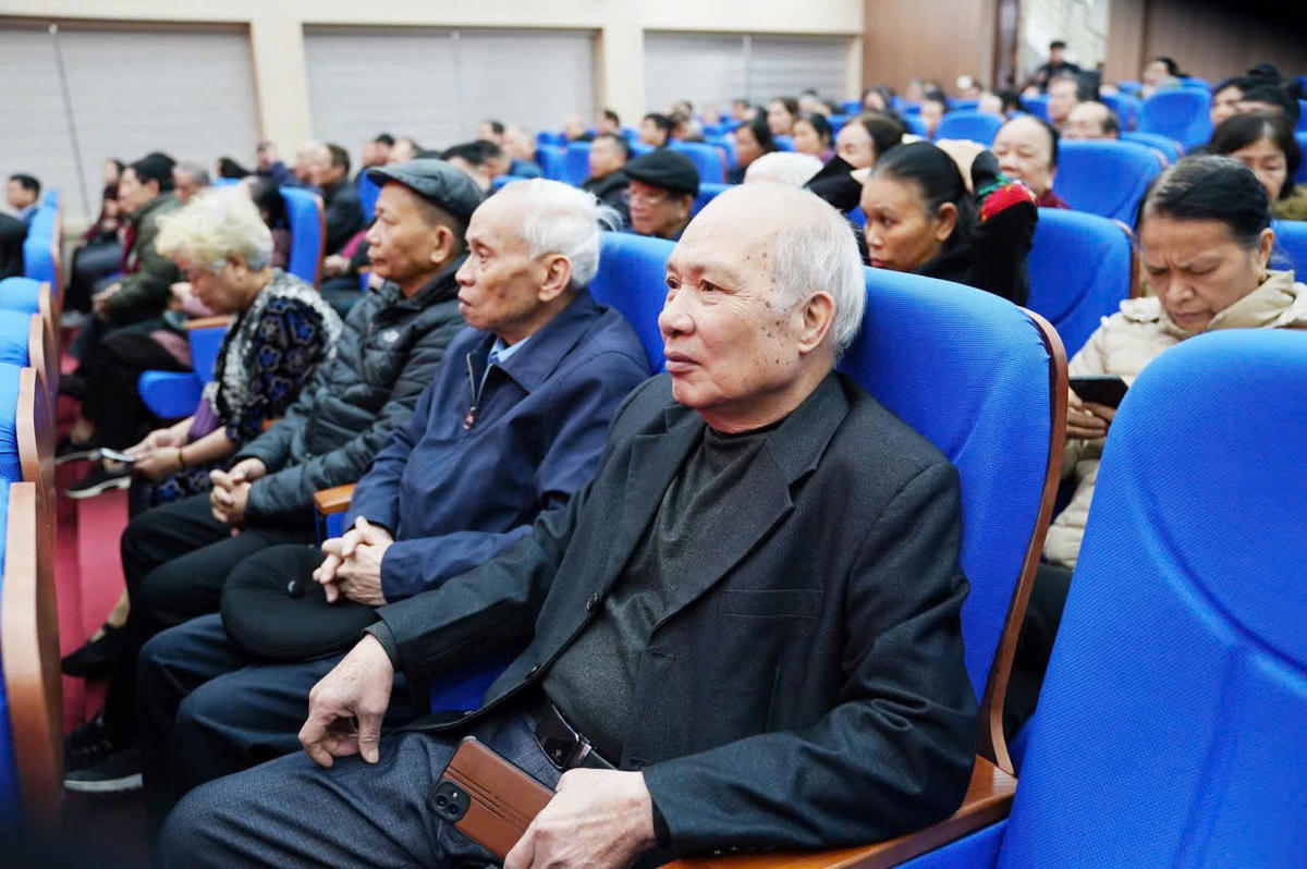 Các Cử tri cao tuổi của phường Đông Kinh.