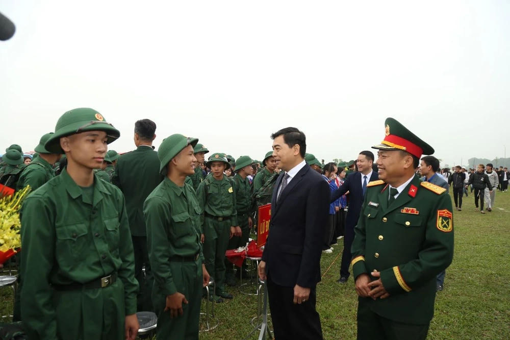 Chủ tịch UBND tỉnh Nguyễn Hoài Anh động viên các tân binh trước giờ lên đường nhập ngũ. Ảnh: Phong Sắc
