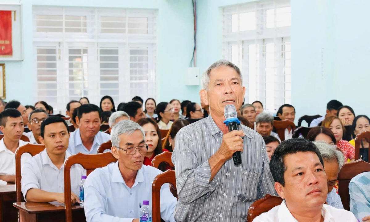 Cử tri xã Bắc Ninh Hòa nêu ý kiến với những người ứng cử.  Ảnh X.H