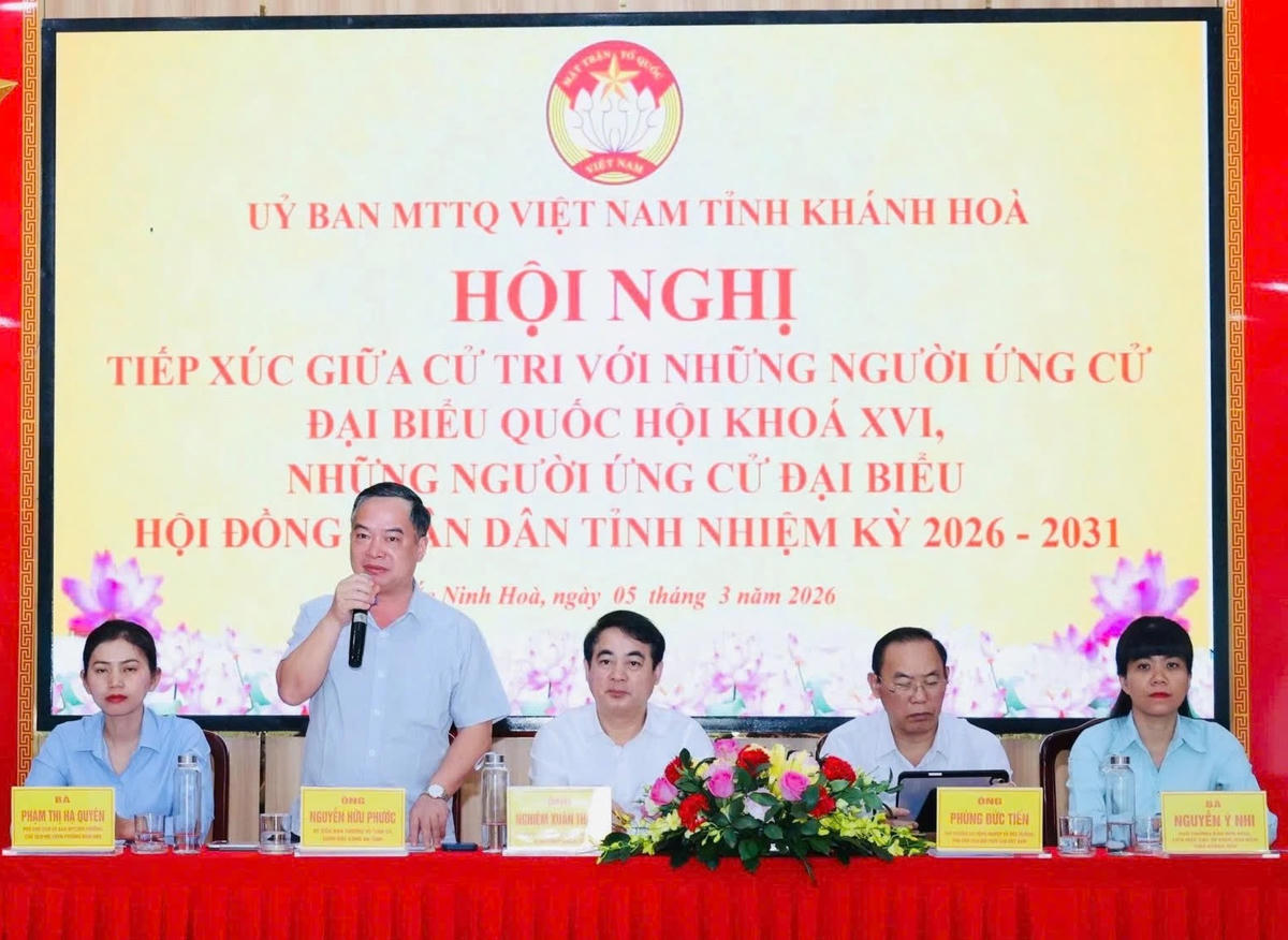 Thiếu tướng Nguyễn Hữu Phước, Giám đốc Công an tỉnh Khánh Hòa trao đổi, những nội dung cử tri quan tâm mà cử tri quan tâm. Ảnh X.H