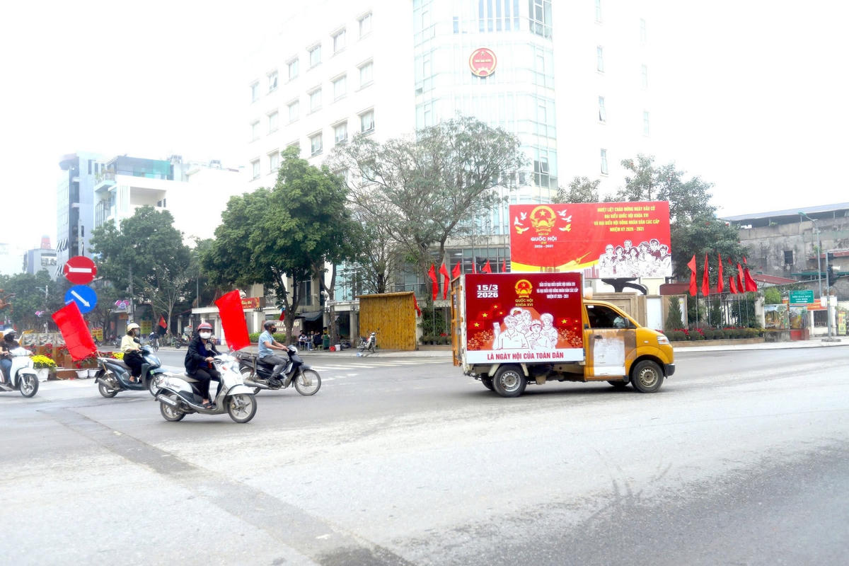 Thành phố Hà Nội rực rỡ cờ hoa, chuẩn bị cho ngày hội non sông. Ảnh: Quang Vinh.