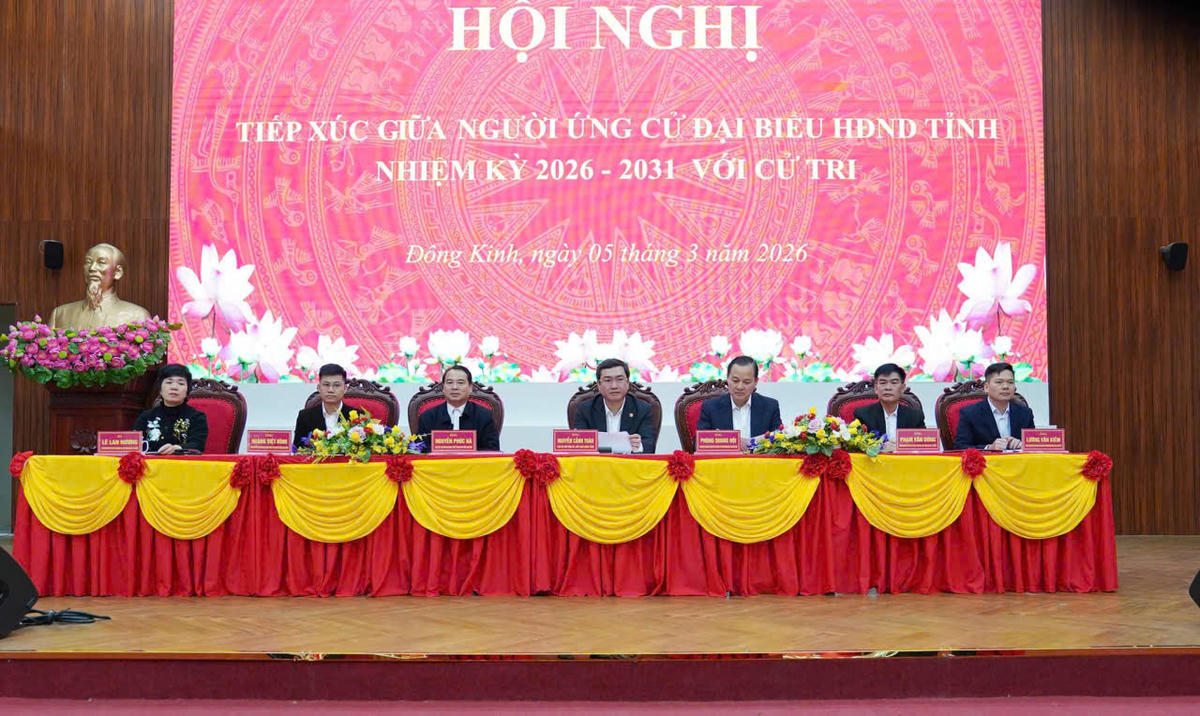 Các ứng viên HĐND tỉnh Lạng Sơn tiếp xúc Cử tri tại phường Đông Kinh.