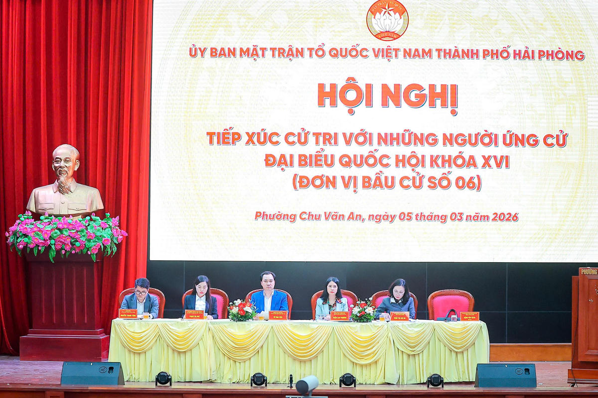 Các ứng cử viên Đại biểu Quốc hội khoá XVI tiếp xúc cử tri tại phường Chu Văn An chiều 5/3. Ảnh: PT.&nbsp;