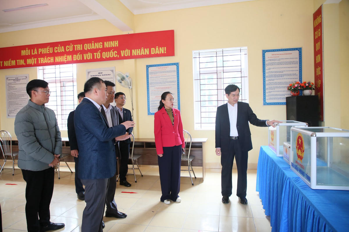 Phó Bí thư Tỉnh uỷ, Chủ tịch Uỷ ban MTTQ Việt Nam tỉnh Quảng Ninh Vũ Quyết Tiến kiểm tra việc bố trí hòm phiếu và hòm phiếu phụ tại điểm bỏ phiếu Nhà văn hoá khu 4, đặc khu Cô Tô.
