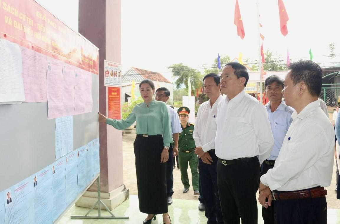 Chủ tịch UBND tỉnh Gia Lai Phạm Anh Tuấn (phía trước)&nbsp; kiểm tra khu vực niêm yết danh sách ứng cử viên ĐBQH khóa XVI. Ảnh:&nbsp; CV.