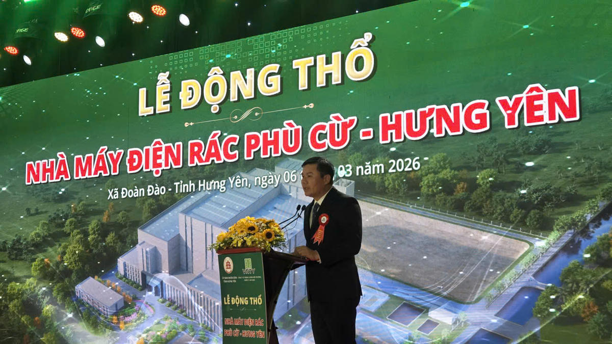 Phó Chủ tịch Thường trực UBND tỉnh Hưng Yên Nguyễn Lê Huy phát biểu tại buổi lễ. Ảnh: Duy Hưng.