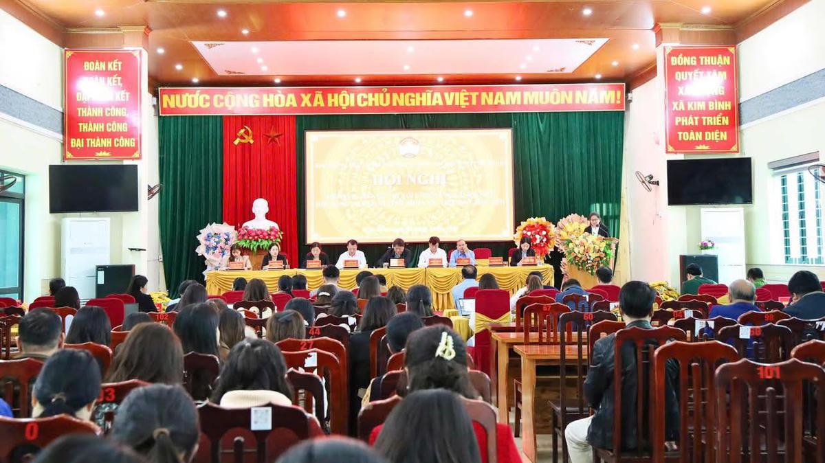 Quang cảnh hội nghị tiếp xúc cử tri ở xã Kim Bình.