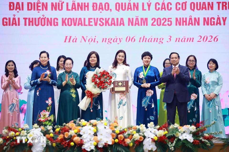 Thủ tướng Phạm Minh Chính trao Giải thưởng Kovalevskaia năm 2025 cho Tập thể các nhà khoa học nữ với cụm công trình "Ứng dụng xúc tác sinh học nâng cao giá trị nông sản Việt" thuộc Khoa kỹ thuật Thực phẩm, Trường Hóa và Khoa học sự sống, Đại học Bách khoa Hà Nội. (Ảnh: Dương Giang/TTXVN).