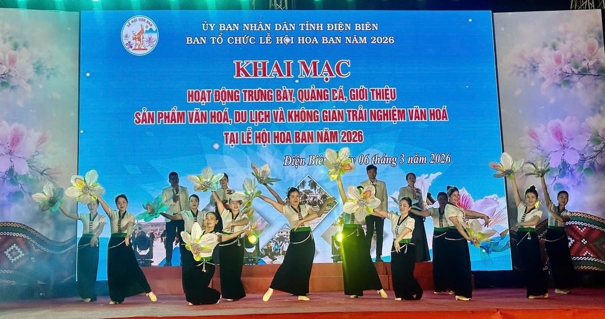 Nhiều tiết mục văn nghệ đặc sắc mang bản sắc dân tộc và vùng đất lịch sử Điện Biên. Ảnh: L.L