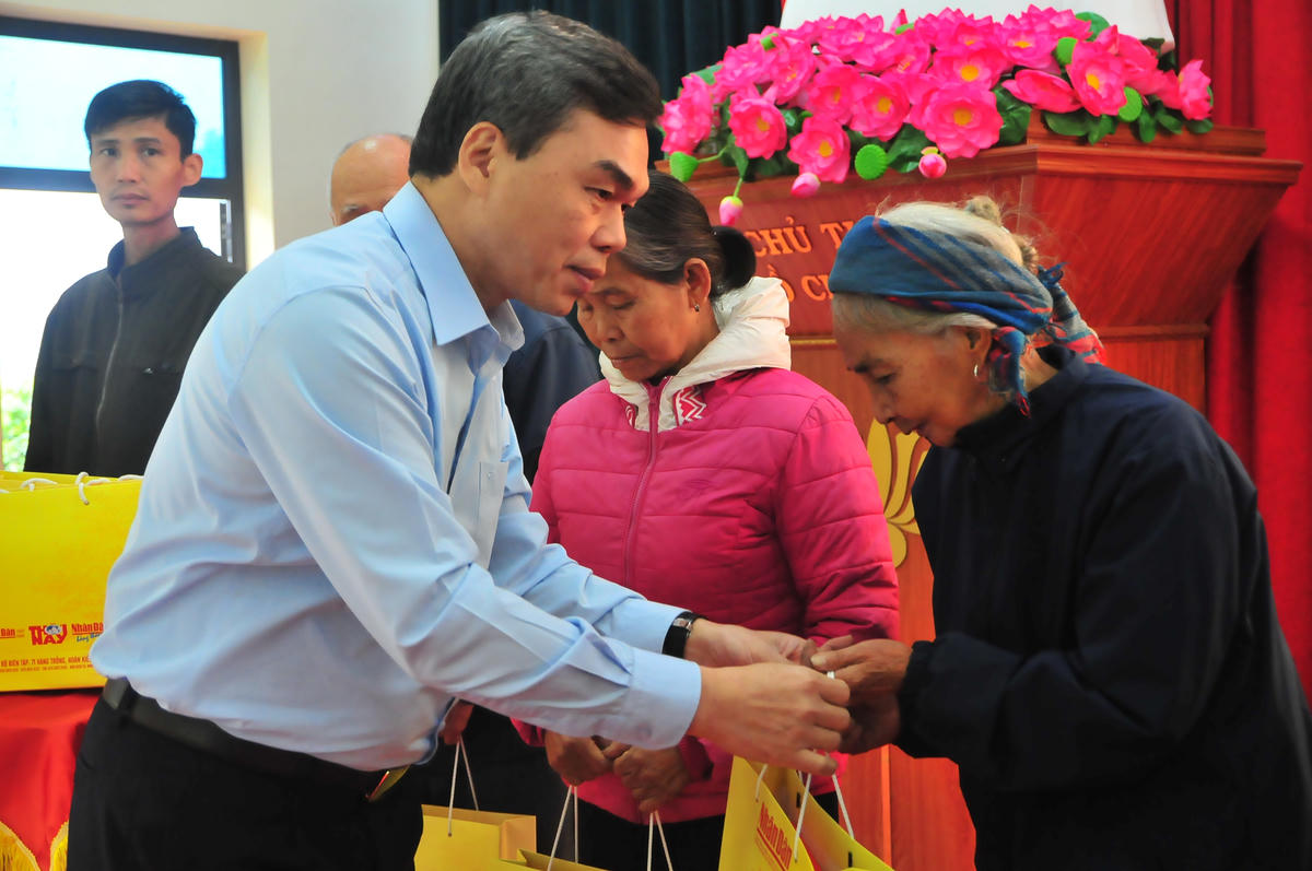 Ông Ma Thế Hồng, Phó Bí thư Tỉnh ủy, Chủ tịch Ủy ban MTTQ Việt Nam tỉnh Tuyên Quang tặng quà cho người dân xã Tân Trào.