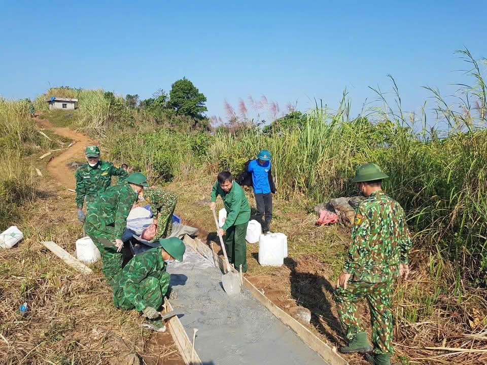 Các chiến sĩ đồn biên phòng Bảo Lâm làm đường tuần tra biên giới
