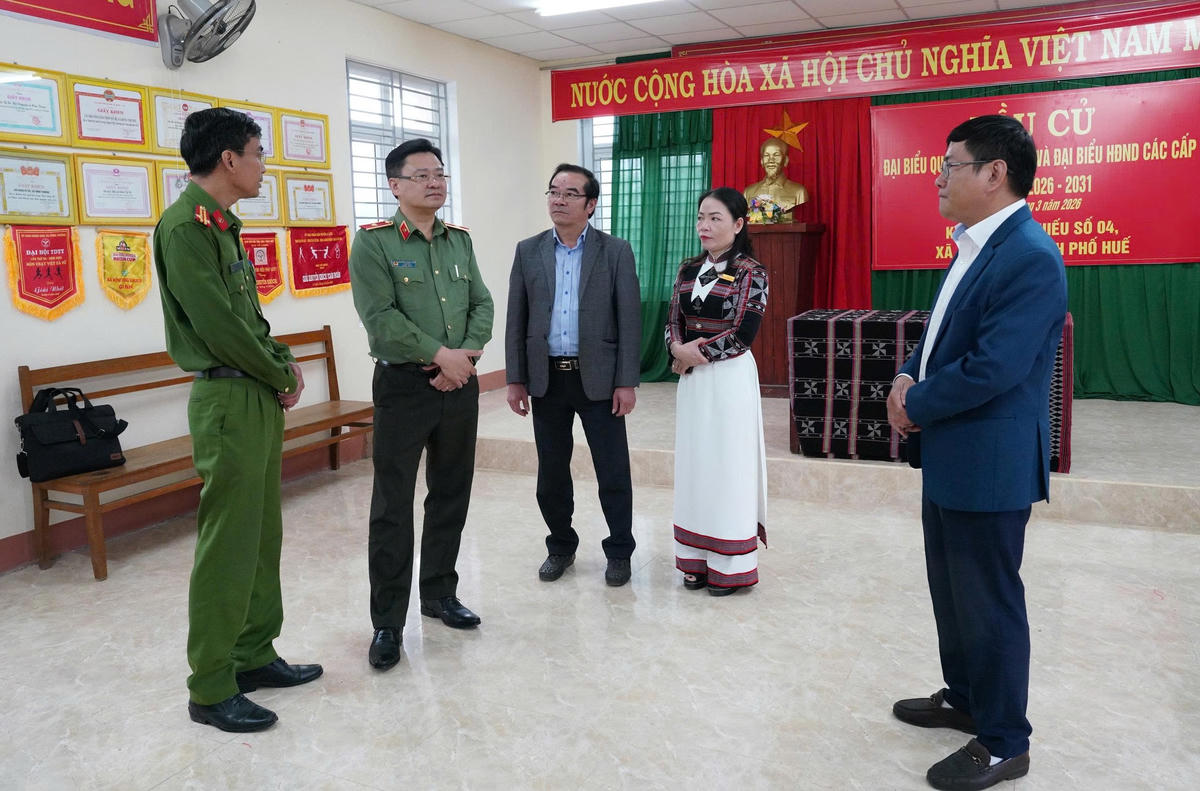 Thiếu tướng Nguyễn Thanh Tuấn, Giám đốc Công an thành phố Huế kiểm tra công tác bầu cử tại xã A Lưới 3. Ảnh: H.N.