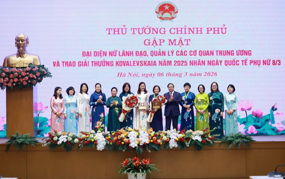 Thủ tướng Phạm Minh Chính trao Giải thưởng Kovalevskaia năm 2025 cho Tập thể các nhà khoa học nữ Khoa kỹ thuật Thực phẩm, Trường Hóa và Khoa học sự sống, Đại học Bách khoa Hà Nội và Giáo sư, tiến sỹ Trần Thị Việt Nga, Viện trưởng Viện Công nghệ cao Việt Nhật, Giảng viên cao cấp Khoa Kỹ thuật Môi trường, Trường Đại học Xây dựng Hà Nội. (Ảnh: Dương Giang/TTXVN).