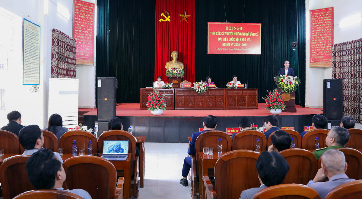 Các ứng cử viên ĐBQH tại đơn vị bầu cử số 4 tỉnh Ninh Bình tiếp xúc cử tri xã Quang Thiện chiều 6/3. Ảnh: Trọng Hiếu