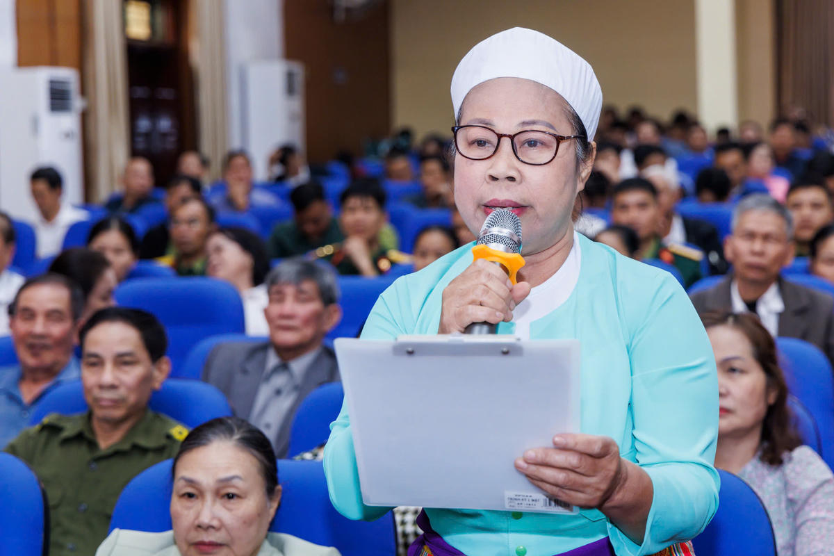 Cử tri Nguyễn Thị Thanh bày tỏ, gửi gắm nguyện vọng tới các ứng cử viên đại biểu Quốc hội. Ảnh: Quang Vinh