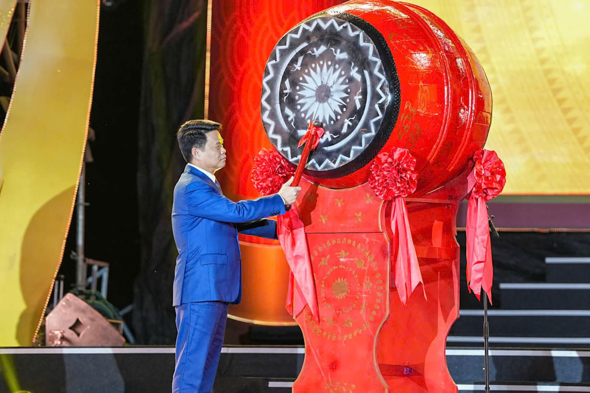 Chủ tịch UBND thành phố Lê Ngọc Châu gióng trống khai hội. Ảnh: ĐT.&nbsp;