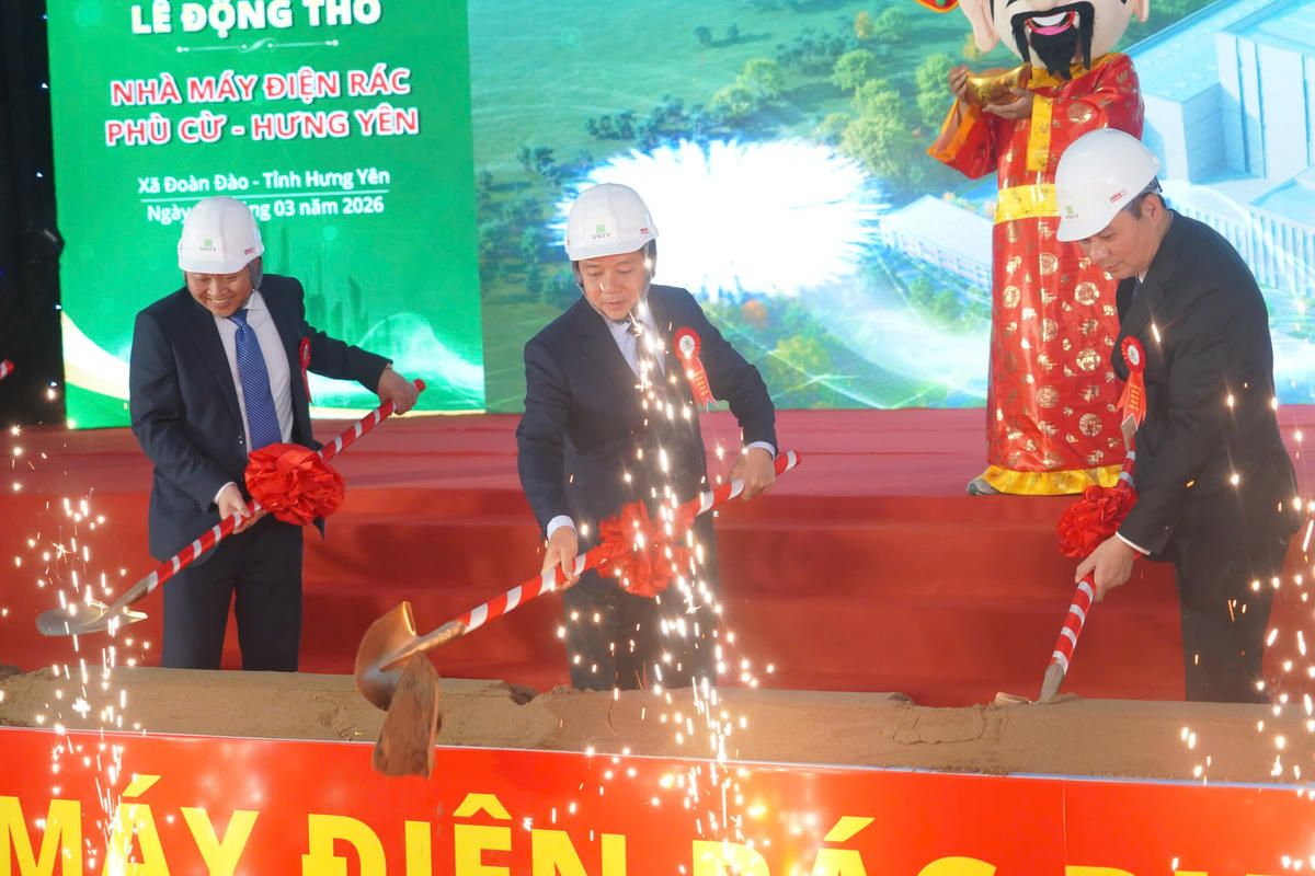 Chủ tịch UBND tỉnh Hưng Yên Phạm Quang Ngọc thực hiện nghi thức động thổ, khởi công dự án. Ảnh: Duy Hưng.