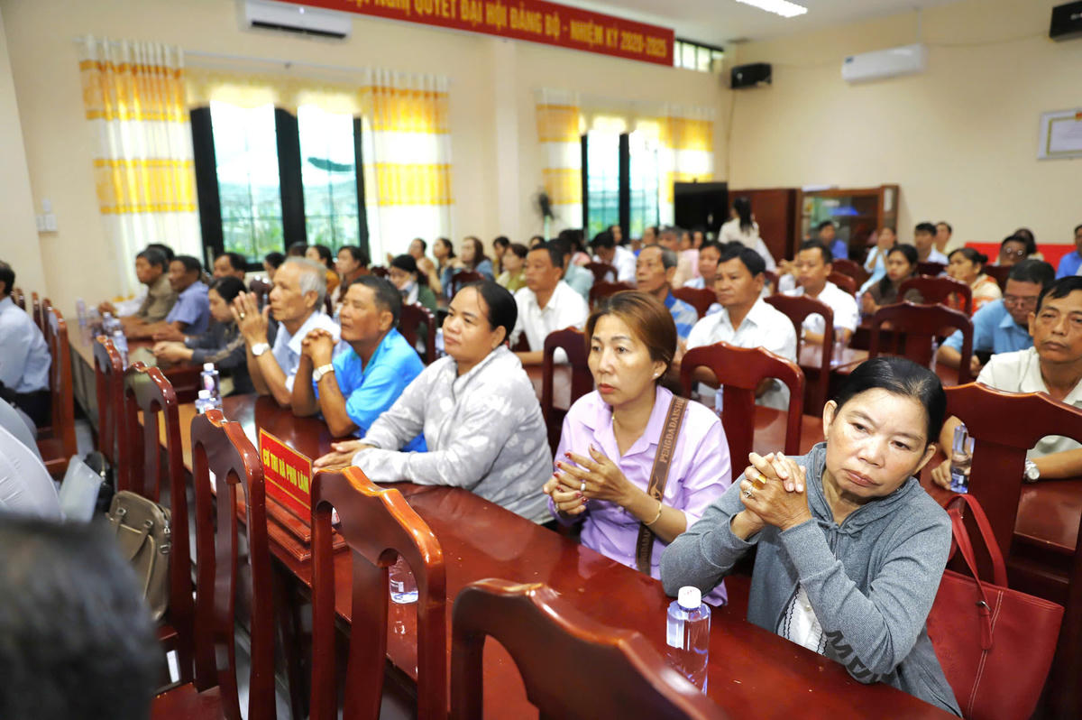 Cử tri&nbsp;xã Phú Lâm và xã Chợ Vàm lắng nghe chương trình hành động của các ứng viên. (ảnh: HC)