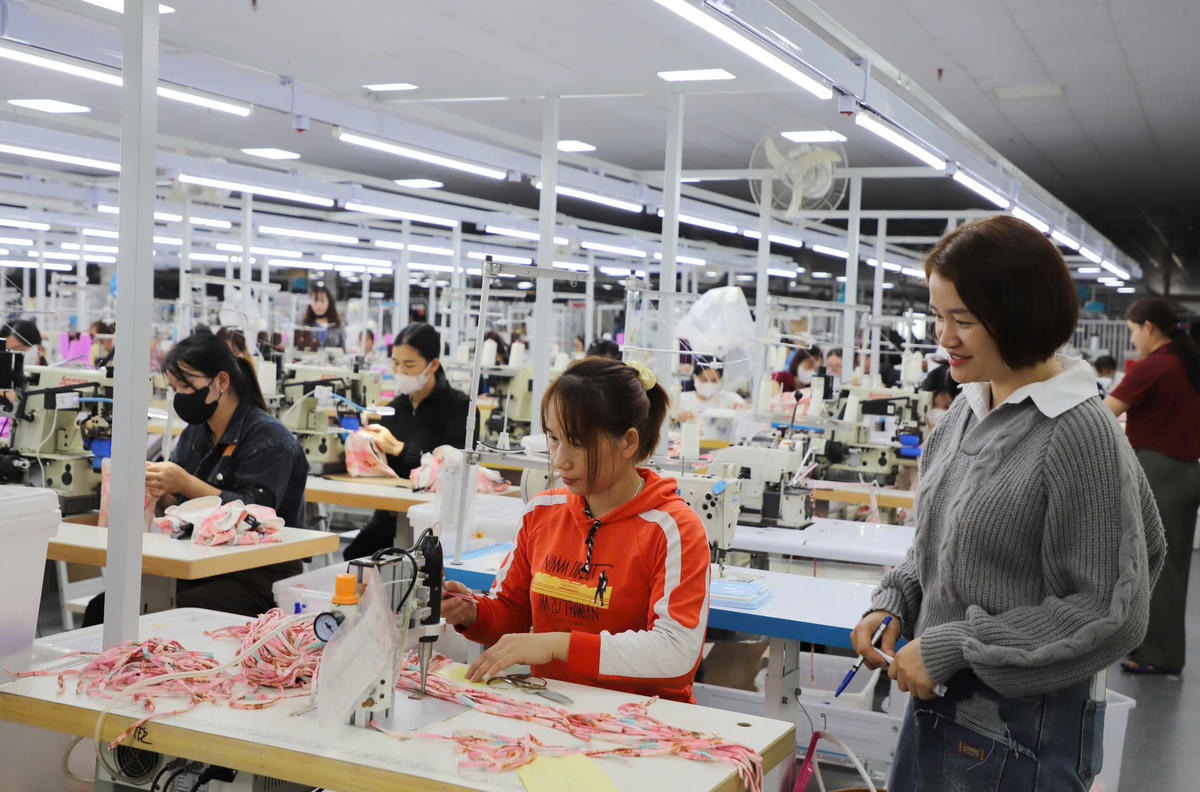 Dây chuyền may tại Công ty May Độc Mỹ hoạt động sôi động từ những ngày đầu năm 2026.