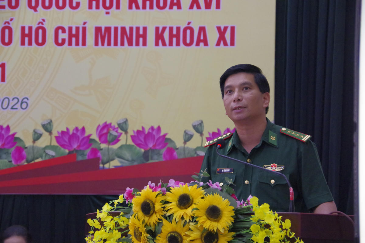 Đại tá Đỗ Vĩnh Thăng – Phó Chính ủy Bộ Tư lệnh TP Hồ Chí Minh trình bày chương trình hành động. Ảnh: Lương Kiểm.