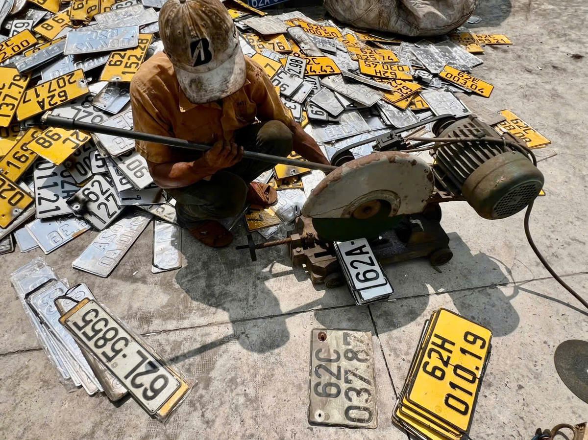 Các biển số phương tiện bị thu hồi được tiêu huỷ theo quy định. Ảnh: T.V.