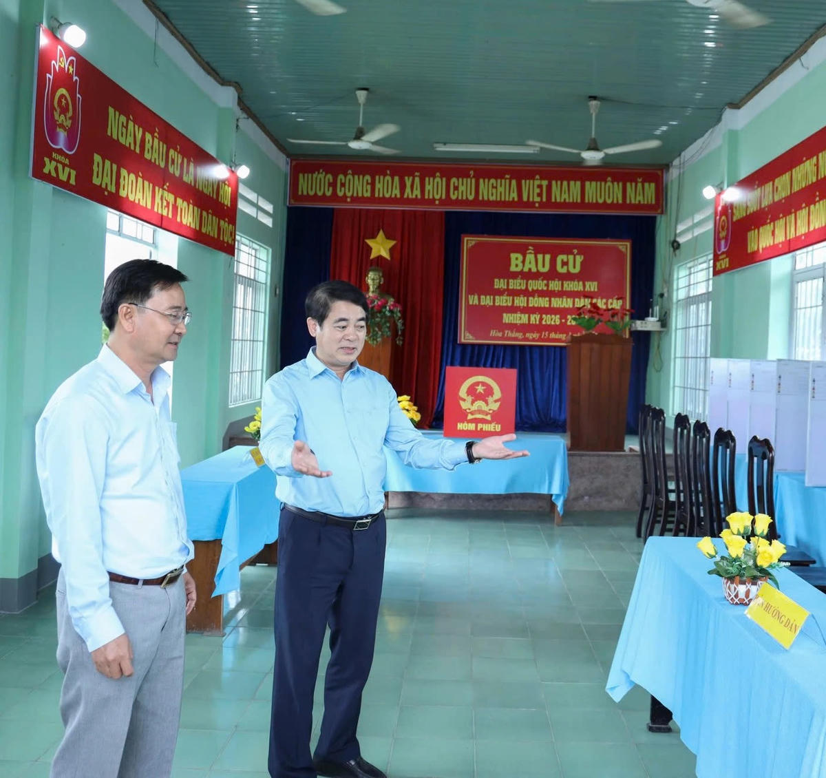 
Ông Nghiêm Xuân Thành, Bí thư Tỉnh ủy Khánh Hòa, trao đổi phường Hòa Thắng, khẩn trương hoàn thiện công tác chuẩn bị bầu cử. Ảnh X.H
