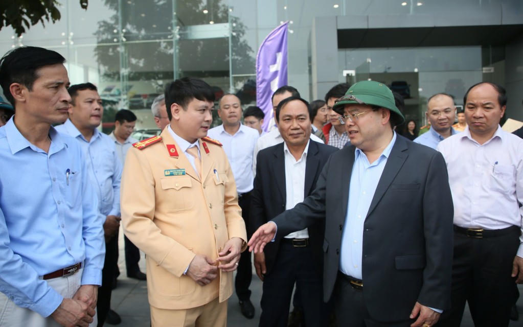 Bí thư Tỉnh ủy Quảng Ninh Quản Minh Cường kiểm tra thực tế&nbsp;tại khu vực ngã tư Ao Cá (thuộc phường Bãi Cháy và phường Việt Hưng). Ảnh: QMG