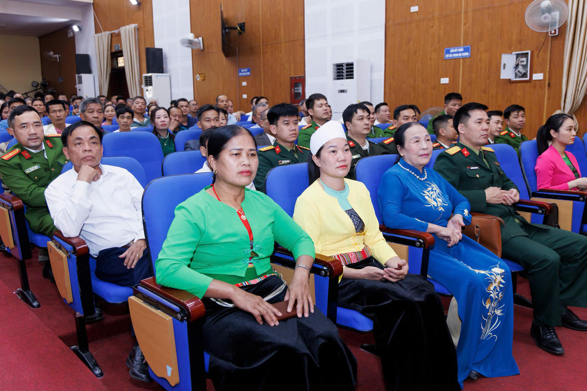 Các đại biểu và cử tri tham dự Hội nghị. Ảnh: Quang Vinh