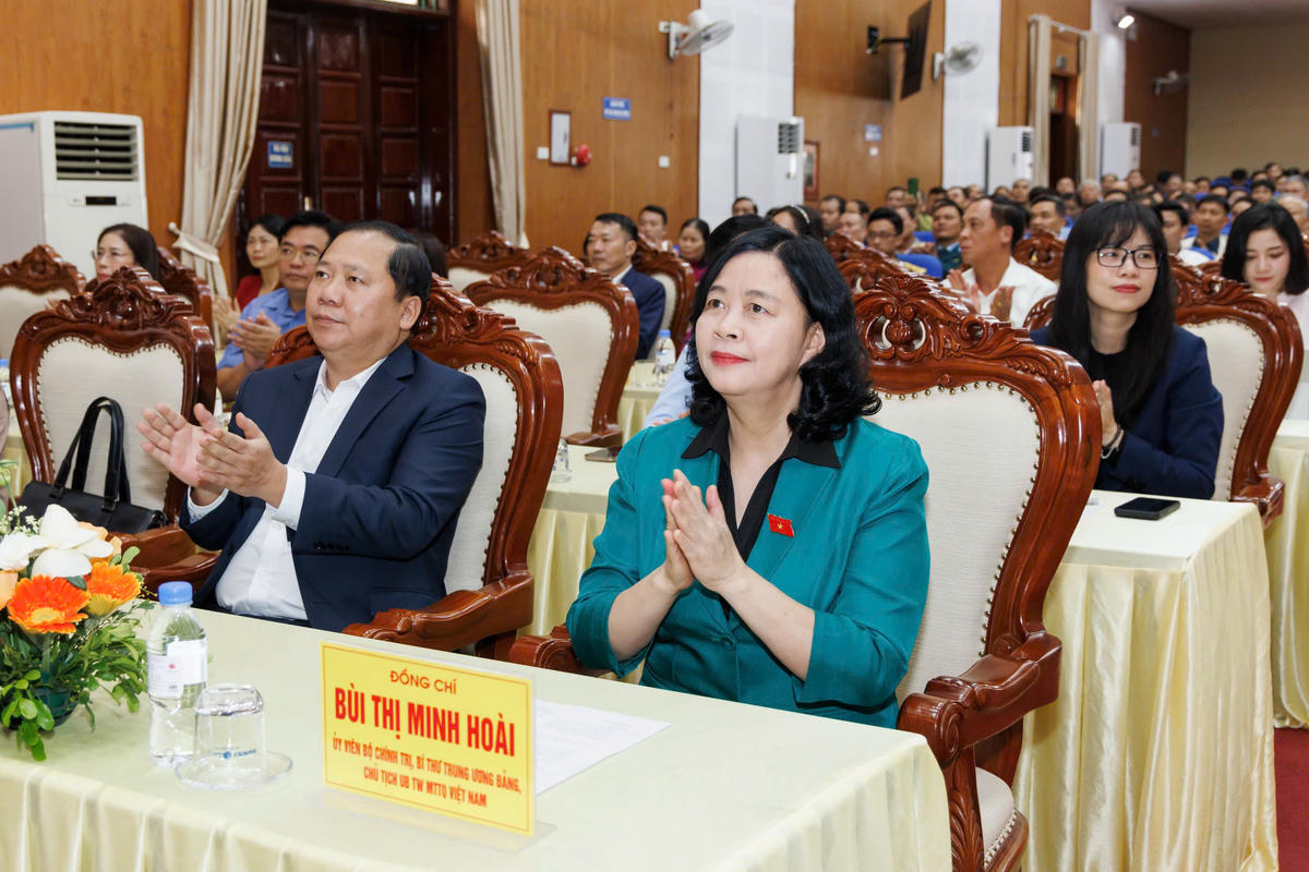 Chủ tịch Bùi Thị Minh Hoài cùng các đại biểu tham dự Hội nghị tại xã Lương Sơn.