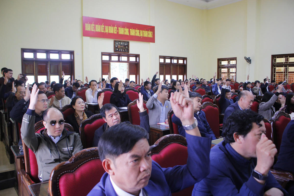 Đại biểu biểu quyết tại các vòng hiệp thương lựa chọn người ứng cử Quốc hội, HĐND tỉnh Hưng Yên. Ảnh: Duy Hưng.