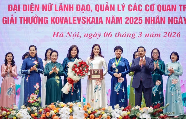 Thủ tướng trao Giải thưởng Kovalevskaia năm 2025 cho Tập thể các nhà khoa học nữ với cụm công trình "Ứng dụng xúc tác sinh học nâng cao giá trị nông sản Việt" thuộc Khoa kỹ thuật Thực phẩm, Trường Hóa và Khoa học sự sống, Đại học Bách khoa Hà Nội - Ảnh: Nhật Bắc