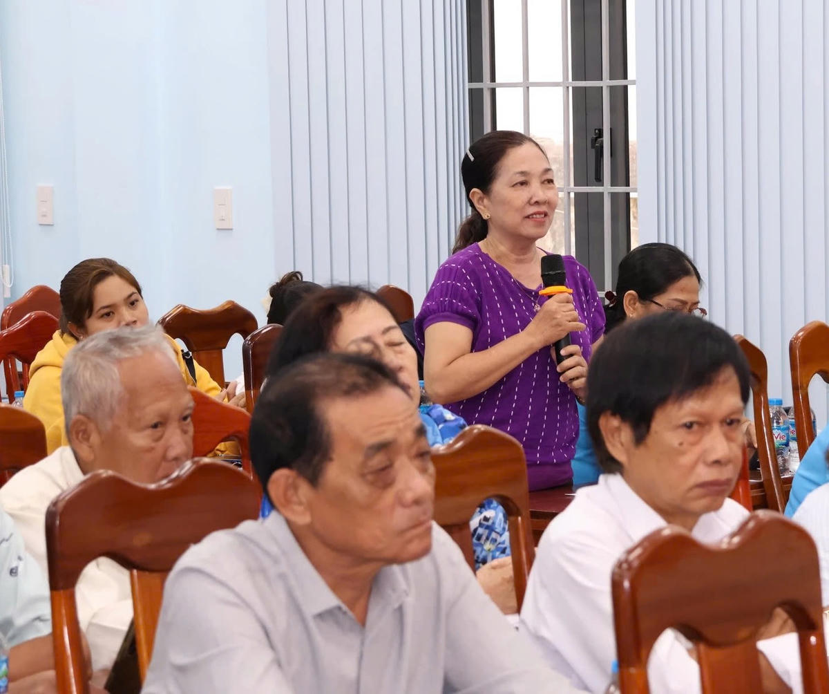 Cử tri xã Diên Lạc nêu đề xuất, kiến nghị tại buổi tiếp xúc cử tri. Ảnh X.H