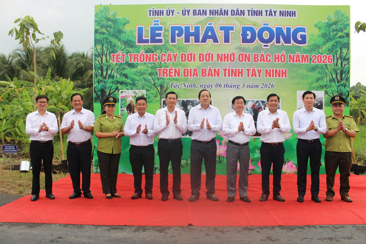 Lãnh đạo tỉnh Tây Ninh ở buổi lễ phát động trồng cây. Ảnh: T.Trung.