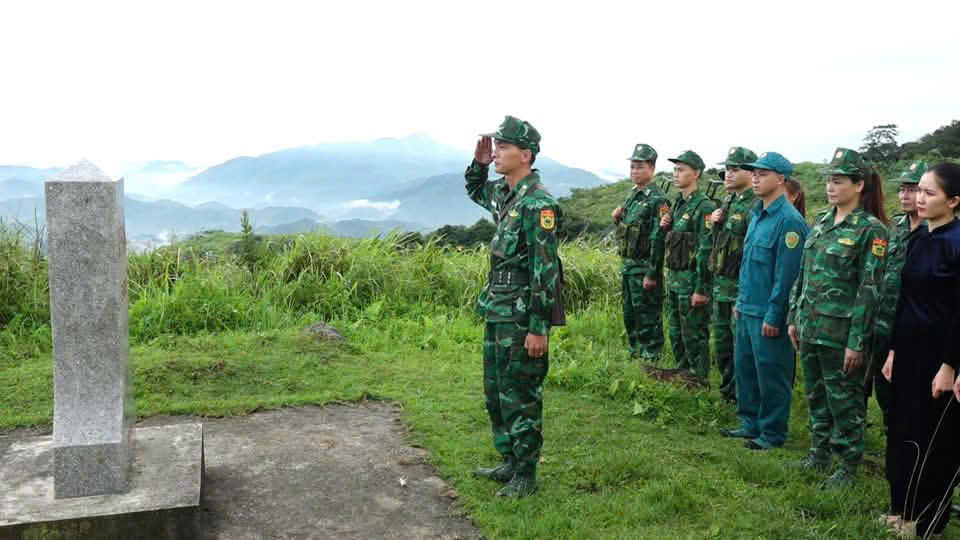 Cán bộ, chiến sĩ đồn biên phòng Bảo Lâm tuần tra rừng, chào cột mốc chủ quyền quốc gia