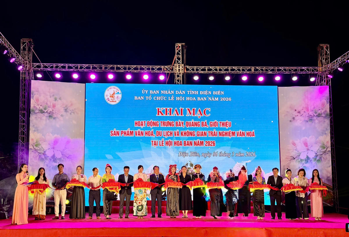 Lãnh đạo, Ban Tổ chức cắt băng Khai mạc. Ảnh L.L