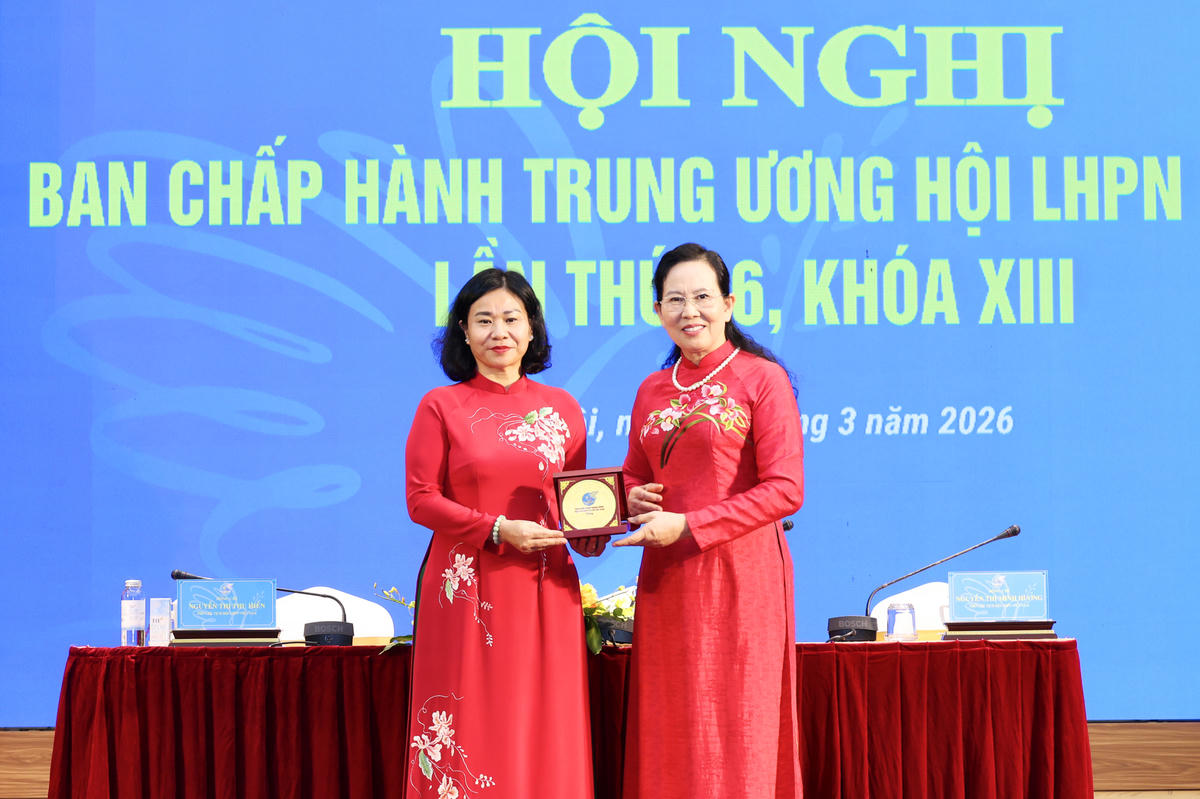 Chủ tịch Hội LHPN Việt Nam Lê Thị Thủy trao biểu trưng Hội LHPN Việt Nam cho bà Nguyễn Thị Tuyến, Phó Bí thư Đảng ủy Chính phủ, nguyên Chủ tịch Hội LHPN Việt Nam.