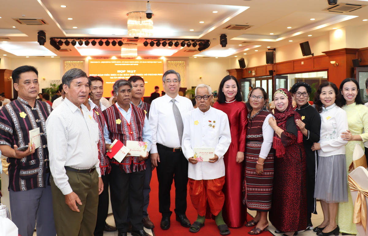 Ông Nguyễn Phước Lộc - Ủy viên Trung ương Đảng, Phó Bí thư Thành ủy, Chủ tịch Ủy ban Mặt trận Tổ quốc Việt Nam TP Hồ Chí Minh tới dự và chúc mừng các đại biểu tại chương trình. Ảnh: Q.Đ.