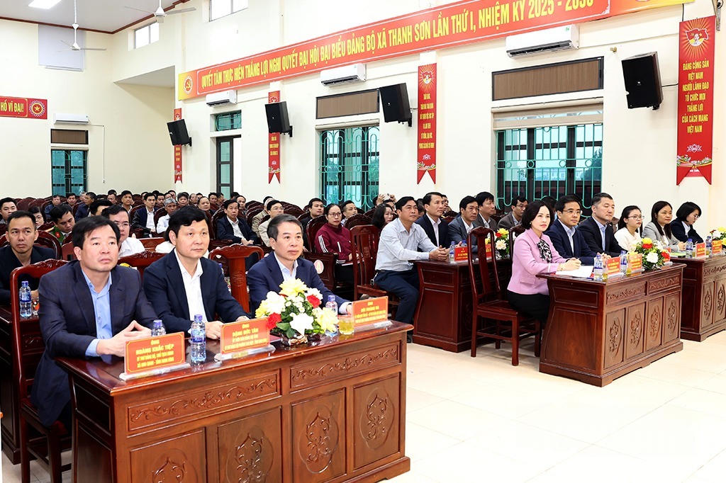 Các ứng cử viên ĐBQH tại đơn vị bầu cử số 3 và đại biểu HĐND tỉnh tại đơn vị bầu cử số 7 tiếp xúc cử tri xã Thanh Sơn sáng 6/3. Ảnh: Minh Quang