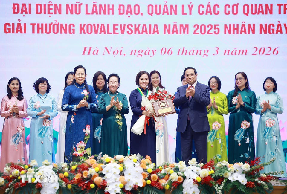 Thủ tướng Phạm Minh Chính trao Giải thưởng Kovalevskaia năm 2025 cho cá nhân Giáo sư, tiến sỹ Trần Thị Việt Nga, Viện trưởng Viện Công nghệ cao Việt Nhật, Giảng viên cao cấp Khoa Kỹ thuật Môi trường, Trường Đại học Xây dựng Hà Nội, chuyên gia trong lĩnh vực kỹ thuật xử lý nước và nước thải tại Việt Nam. (Ảnh: Dương Giang/TTXVN).