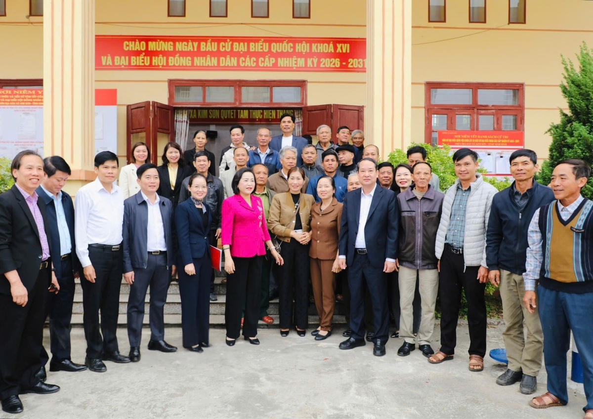 Bà Nguyễn Thị Thanh và ông Mai Văn Tuất trao đổi với cử tri xã Kim Sơn sáng 6/3. Ảnh: Đức Lam