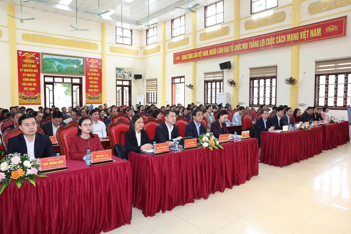 Ông Bùi Văn Mạnh và các ứng cử viên tiếp xúc cử tri tại xã Quỳnh Lưu. Ảnh: Minh Quang