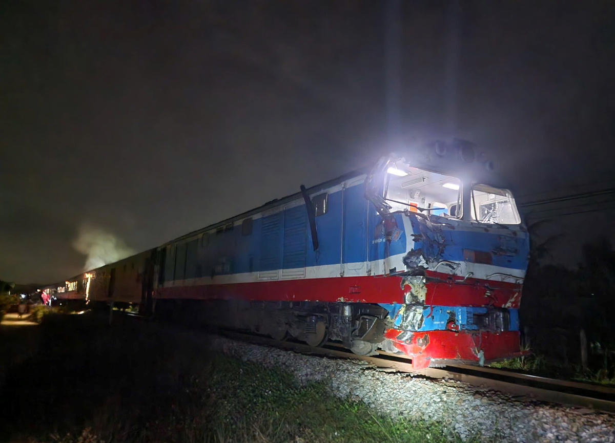 Tàu SE8 bị hư hỏng sau khi va chạm với xe tải. Ảnh: CV.