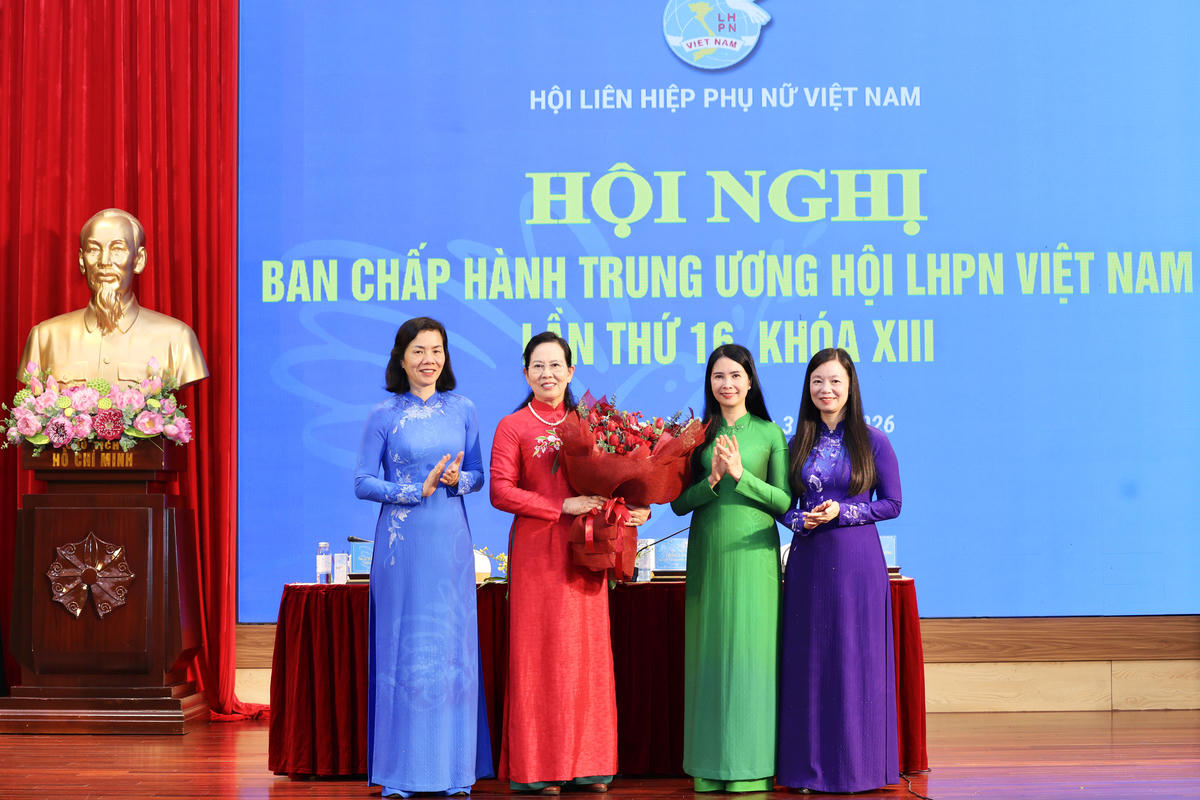 Thường trực Đoàn Chủ tịch Trung ương Hội LHPN Việt Nam chúc mừng tân Chủ tịch Hội LHPN Việt Nam Lê Thị Thủy.