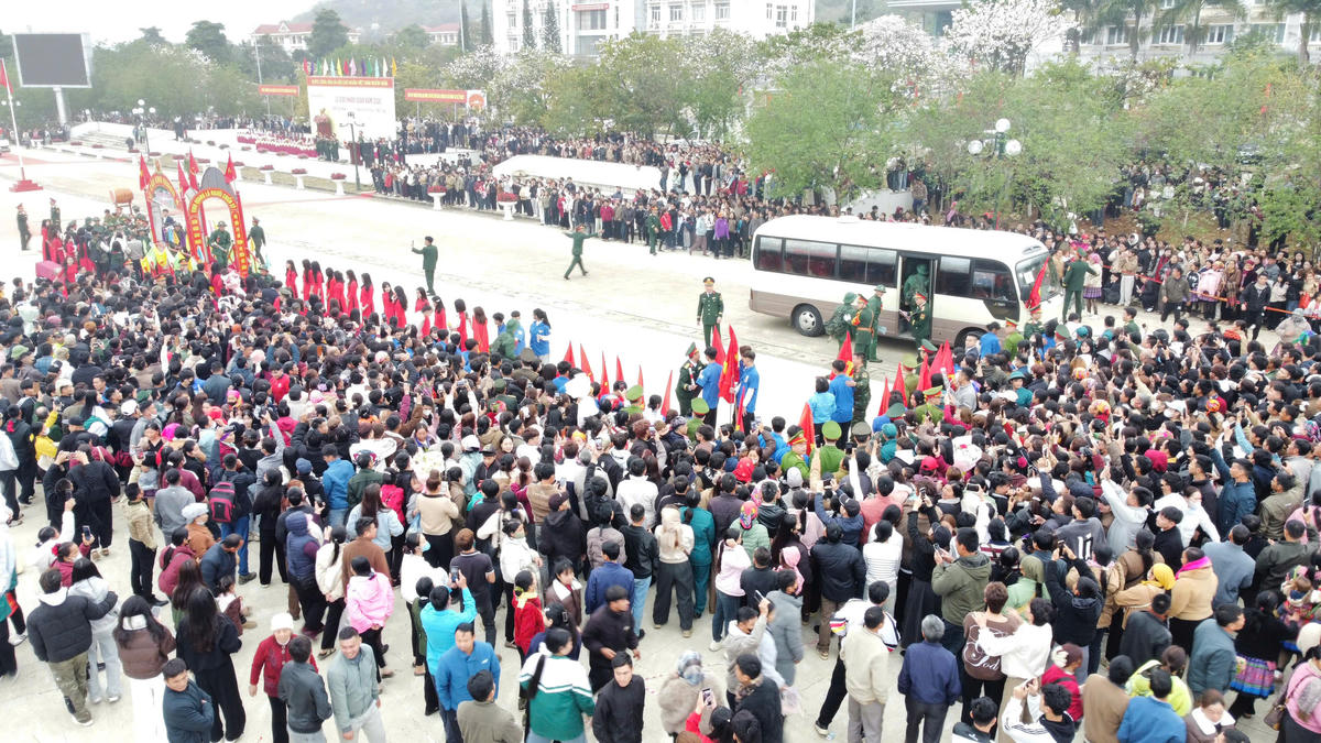 Từ sáng sớm đã có rất đông người thân của các tân binh đến khu vực tập trung.