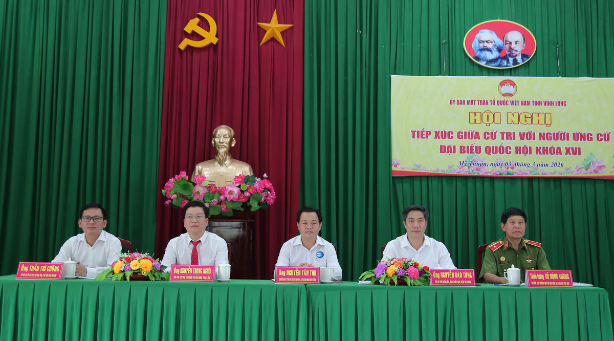 Các đại biểu chủ trì Hội nghị tiếp xúc cử tri